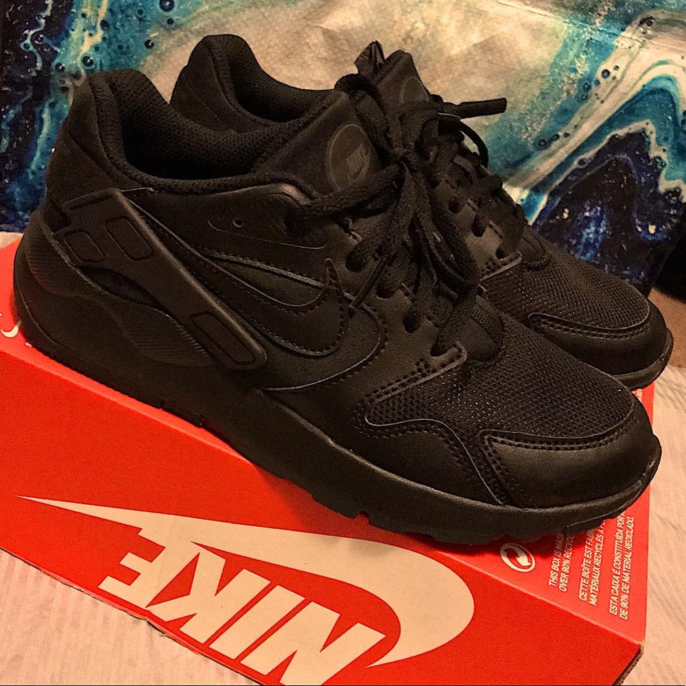 NIKE: LD Victory GS Sneakers